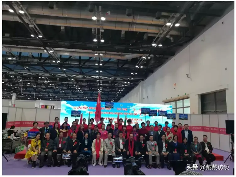 《大型民族发雕“长城”》全球公益行 暨发艺师挑战世界纪录千人秀 向新中国七十华诞献礼  配图